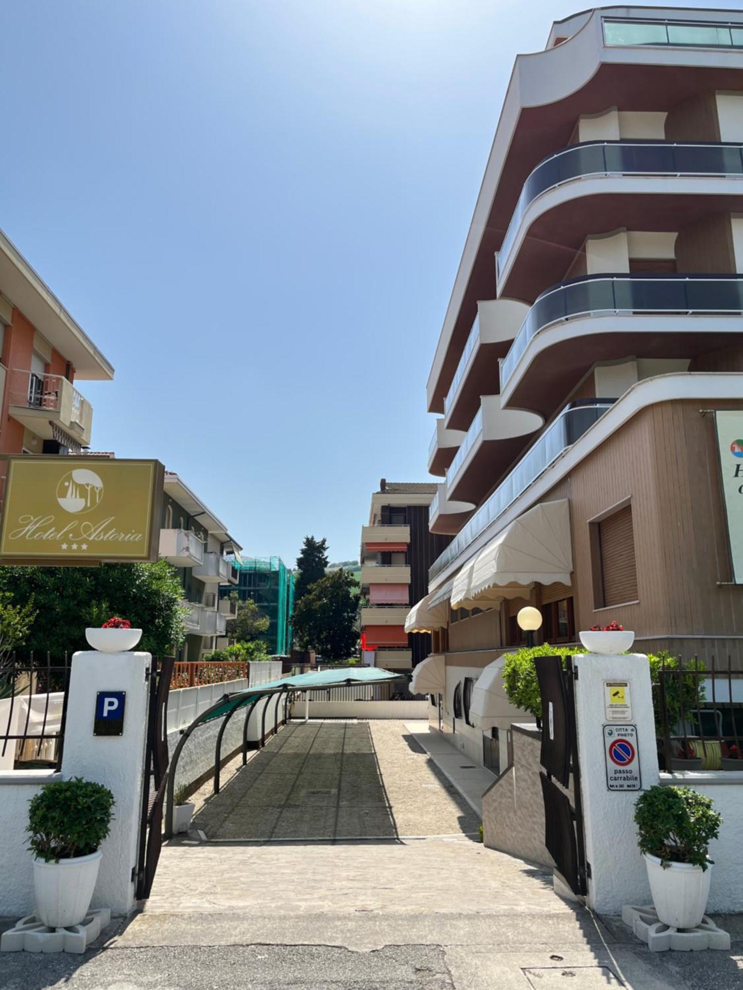 Hotel Astoria ปีเนโต ภายนอก รูปภาพ