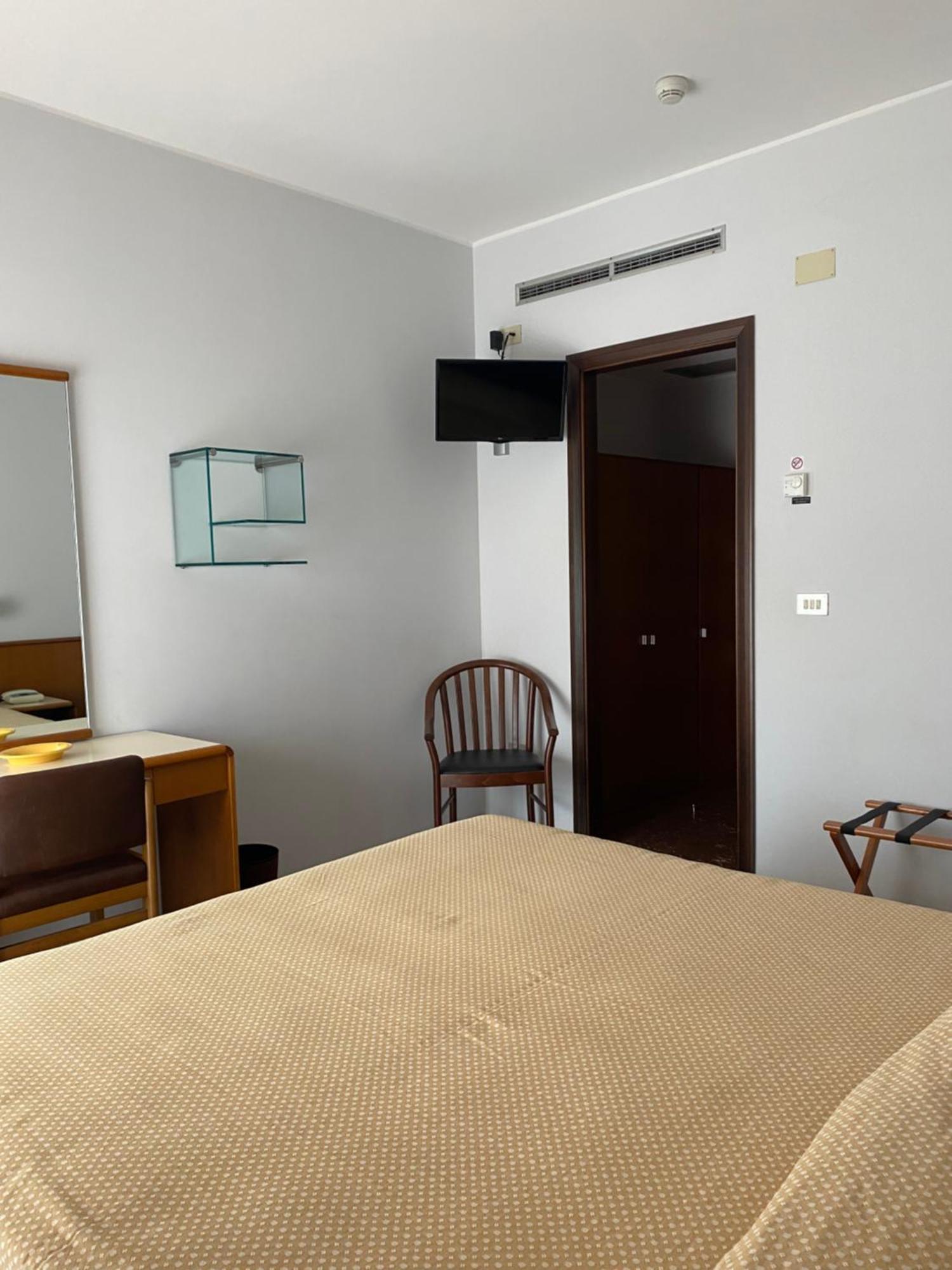 Hotel Astoria ปีเนโต ภายนอก รูปภาพ