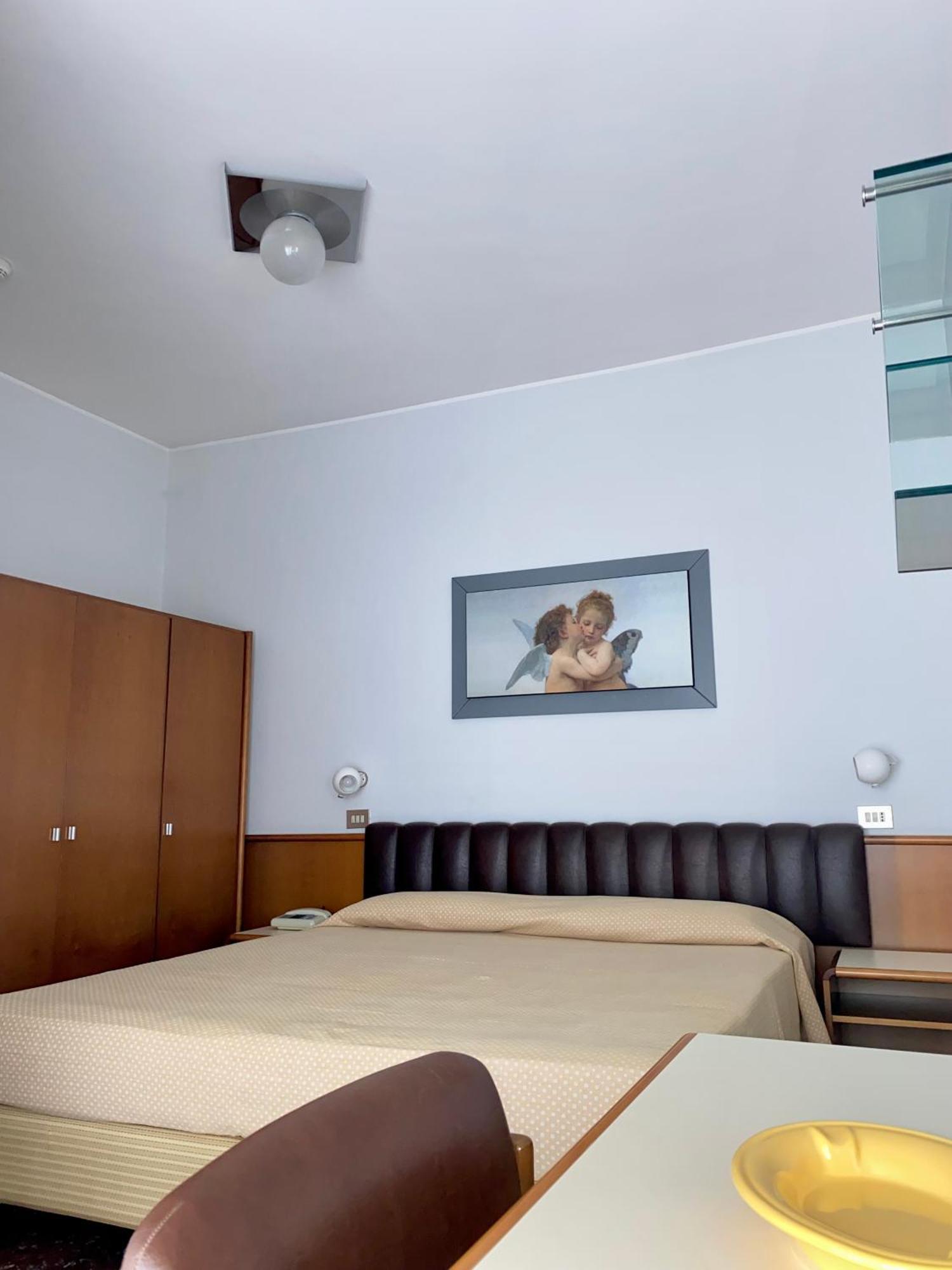 Hotel Astoria ปีเนโต ภายนอก รูปภาพ